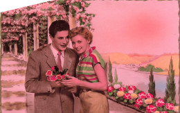 COUPLE - Un Couple Heureux Tenant Un Bouquet De Fleurs - Colorisé - Carte Postale Ancienne - Couples