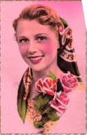 FANTAISIES - Une Femme Souriante Tenant Un Bouquet De Fleurs - Colorisé - Carte Postale Ancienne - Vrouwen