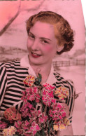 FANTAISIES - Une Femme Souriante Tenant Un Bouquet De Fleurs - Colorisé - Carte Postale Ancienne - Donne