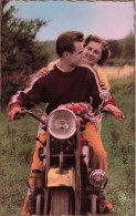 COUPLE - Promenade En Moto - Colorisé - Carte Postale Ancienne - Couples