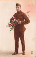 MILITARIA - Uniformes - Un Soldat En Uniforme Tenant Un Bouquet De Fleurs - Colorisé - Carte Postale Ancienne - Uniformen