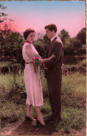 COUPLE - Un Couple Dans Le Jardin - Colorisé - Carte Postale Ancienne - Koppels