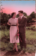 COUPLE - Un Couple Dans Le Jardin - Colorisé - Carte Postale Ancienne - Paare