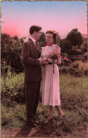 COUPLE - Un Couple Dans Le Jardin - Colorisé - Carte Postale Ancienne - Couples