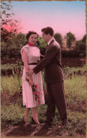 COUPLE - Un Couple Dans Le Jardin - Colorisé - Carte Postale Ancienne - Couples