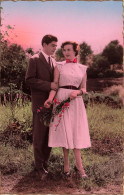 COUPLE - Un Couple Dans Le Jardin - Colorisé - Carte Postale Ancienne - Paare