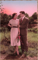 COUPLE - Un Couple Dans Le Jardin - Colorisé - Carte Postale Ancienne - Paare