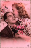 COUPLE - La Fille Embrassant Son Compagnon - Colorisé - Carte Postale Ancienne - Paare