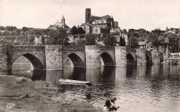 FRANCE - Limoges - Pont Saint Etienne Et La Cathédrale - Lavandière Lavant Le Linge Dans Le Canal - Carte Postale - Limoges