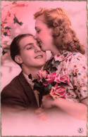 COUPLE - La Fille Embrassant Son Compagnon - Colorisé - Carte Postale Ancienne - Paare