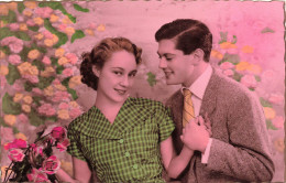 COUPLE - Un Doux Regard - Colorisé - Carte Postale Ancienne - Couples