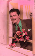 FANTAISIES - Un Homme Tenant Un Bouquet De Fleurs à La Fenêtre - Colorisé - Carte Postale Ancienne - Uomini