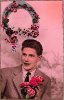 FANTAISIES - Un Homme Tenant Un Bouquet De Fleurs Sous Un Fer à Cheval - Colorisé - Carte Postale Ancienne - Mannen