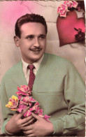 FANTAISIES - Un Homme Tenant Un Bouquet De Fleurs - Colorisé - Carte Postale Ancienne - Hommes