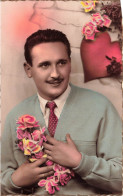 FANTAISIES - Un Homme Tenant Un Bouquet De Fleurs - Colorisé - Carte Postale Ancienne - Hommes