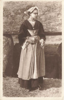 Locmariaquer * Femme Bretonne En Coiffe Et Costume * Bretagne Morbihan Coiffes - Locmariaquer