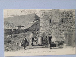 En Auvergne , Arrivage Du Lait Au Buron - Auvergne