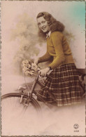 FANTAISIES - Une Femme Souriante Sur Une Bicyclette - Colorisé - Carte Postale Ancienne - Donne