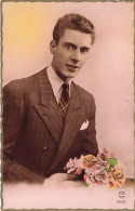 FANTAISIES - Un Homme Tenant Un Bouquet De Fleurs - Colorisé - Carte Postale Ancienne - Hombres
