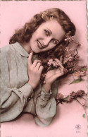 FANTAISIES - Une Femme Souriante Tenant Une Fleur - Colorisé - Carte Postale Ancienne - Women