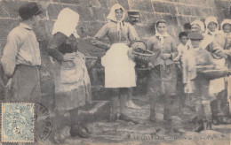 Delcampe - CPA 17 ILE D'OLERON / LE CHATEAU / GROUPE DE PECHEURS ET PECHEUSES - Ile D'Oléron