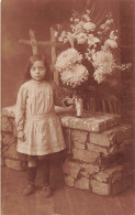 ENFANTS - Un Enfant Tenant Un Vase Rempli De Fleurs - Carte Postale Ancienne - Portraits