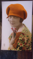 1930 Colorisée Fantaisie Art & Déco Belle Jeune Femme COULEUR FLASH  BONNET  CHAPEAU - Mujeres