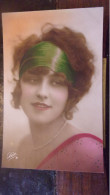 1930 Colorisée Fantaisie Art & Déco Belle Jeune Femme COULEUR FLASH  BANDEAU COIFFURE - Femmes