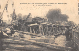 CPA 27 DERAILLEMENT DE L'EXPRESS DE CHERBOURG EN GARE DE BERNAY / DESSOUS DE LA LOCOMOTIVE  / CATASTROPHE SEPT 1910 - Bernay