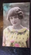 1930 Colorisée Fantaisie Art & Déco Belle Jeune Fille COULEUR  FLAHSY COIFFURE - Andere & Zonder Classificatie