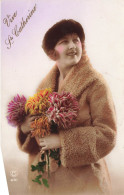 FÊTES ET VOEUX - Sainte-Catherine - Une Femme Tenant Des Fleurs - Colorisé - Carte Postale Ancienne - Santa Caterina