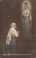 RELIGIONS ET CROYANCES - Un Femme Priant à Notre Dame De Lourdes - Colorisé - Carte Postale Ancienne - Saints