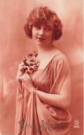 FANTAISIES - Une Femme Tenant Une Rose - Carte Postale Ancienne - Mujeres