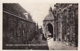 4843545Nijmegen, Latijnsche School En Hoofdingang Groote Kerk.1930.(zie Linksboven) - Nijmegen
