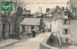 Vannes * L'entrée De La Ville Par La Porte Poterne * Villageois Coiffe - Vannes