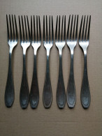 UN LOT DE COUVERTS DE 7 FOURCHETTES EN METAL ARGENTE - Silverware