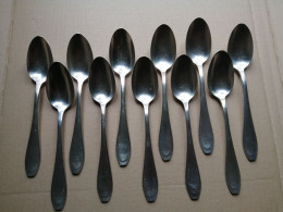 UN LOT DE COUVERTS DE 11 CUILLERES EN METAL ARGENTE - Silverware