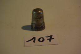 C107 Très Ancien Dé à Coudre En Métal Travaillé - Thimbles