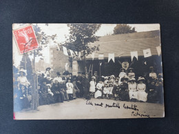 Carte Photo De Cerizay - Fête, Préau De L'école - "Elles Sont Gentilles Les Petites Poitevines" / Photo Couvrat 1910 - Cerizay