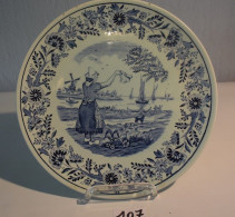 C107 Assiette à Suspendre En DELFT BOCH Décor Paysannier Français - Boch (BEL)