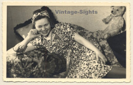 Cheeky Young Woman In Flowered Dress & Teddy Bear On Her Knees (Vintage RPPC 1941) - Jeux Et Jouets