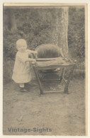 Little Baby Standing Beside High Chair / Teddy Bear (Vintage RPPC 1910s) - Jeux Et Jouets