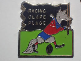 Pin's Pins / Beau Et Rare / SPORTS / RUGBY RACING CLAPE PLACE BALLON OVALE RENARD GRIS - Rugby