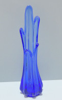 -JOLI VASE VERRE BLEU VINTAGE COLLECTION DECO VITRINE XXe    E - Vasen