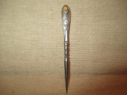 Ancien Poinçon De Couturière Argent Et Acier Milieu XIX ème - Zilverwerk