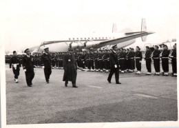 Aviation - 2 Photos Anciennes - Général Officier Passant En Revue Troupes Armée De L'air - Avion Plane - 21 Février 1959 - 1946-....: Ere Moderne