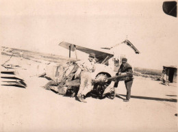 Aviation - Photo Ancienne - Avion De Chasse Guerre Accidenté épave Et Militaire Armée De L'air - Militaria Ww1 - Autres & Non Classés