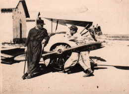 Aviation - Photo Ancienne - Avion De Chasse Guerre Accidenté épave Et Mécanicien Armée De L'air - Militaria Ww1 - Autres & Non Classés