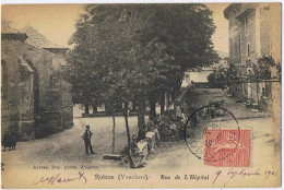 Cpa..84..ROBION..VAUCLUSE..LA RUE DE L'HOPITAL..ATTELAGE D'ANE - Robion