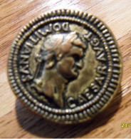 Bouton Militaire Ancien En Métal, à L'effigie De CEASAR AVGT - Buttons